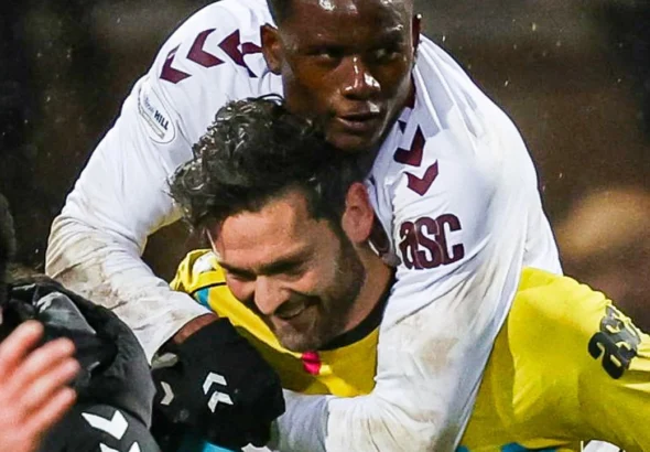 มือกาววัย 43 ปีเซฟโลกแตก! ฮาร์ตส์ซิวชัยสุดล้ำค่า